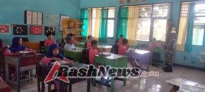 Babinsa Hadir di Tengah Siswa, Dukung Program Gizi di SDN 2 Tepas Brang Rea