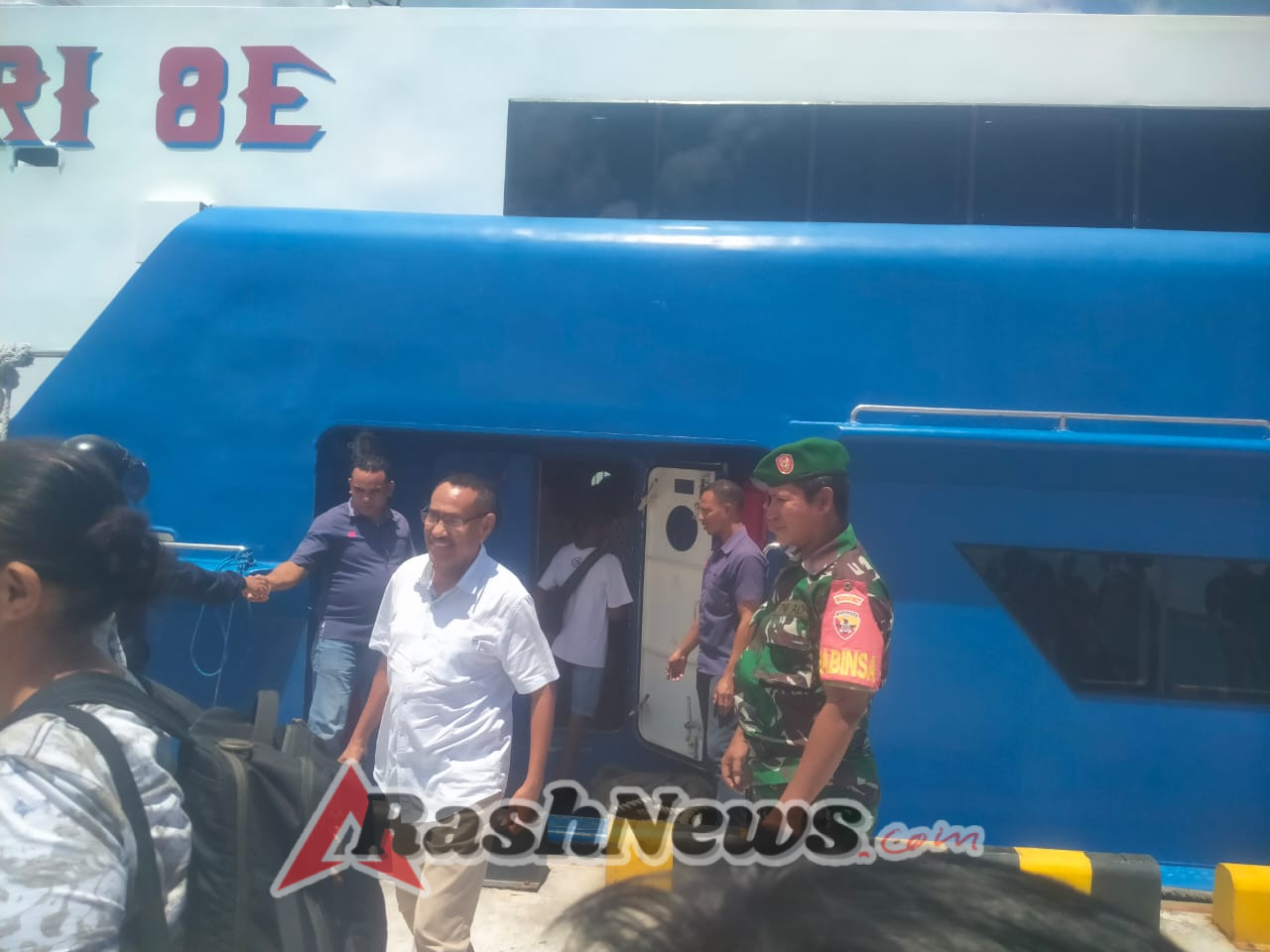 Pemantauan Arus Transportasi Laut, Babinsa Pastikan Situasi Aman di Pelabuhan Ba’a