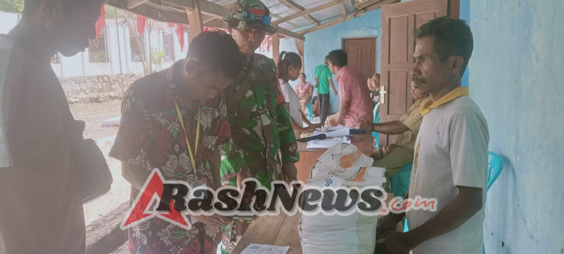 Babinsa Aktif Dampingi Masyarakat Desa Terima Bantuan Sosial