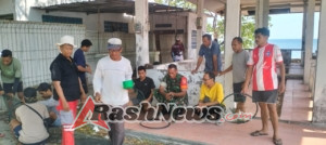 Babinsa Aktif Bantu Petani Rumput Laut Pasir Panjang