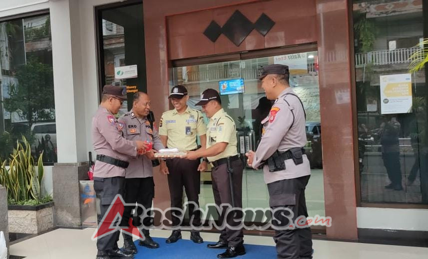 Dalam Mendukung Pelaksanaan Tugas, SatBinmas Berikan Sarana Kontak kepada Satpam Bank BRI Amlapura