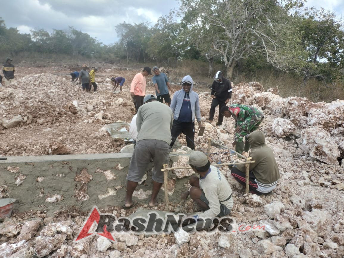 Babinsa Bersama Warga Gotong Royong Bangun Fondasi Rumah
