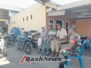 Cegah Karhutla dan Rabies, Babinsa Seteluk Gencarkan Komsos di Tengah Masyarakat