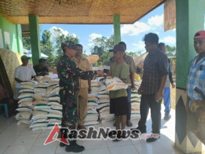 Wujud Kepedulian, Babinsa Hadiri Pembagian Beras untuk Warga Desa Tanamodu