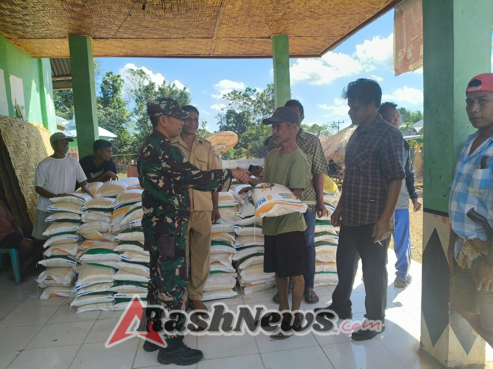 Wujud Kepedulian, Babinsa Hadiri Pembagian Beras untuk Warga Desa Tanamodu