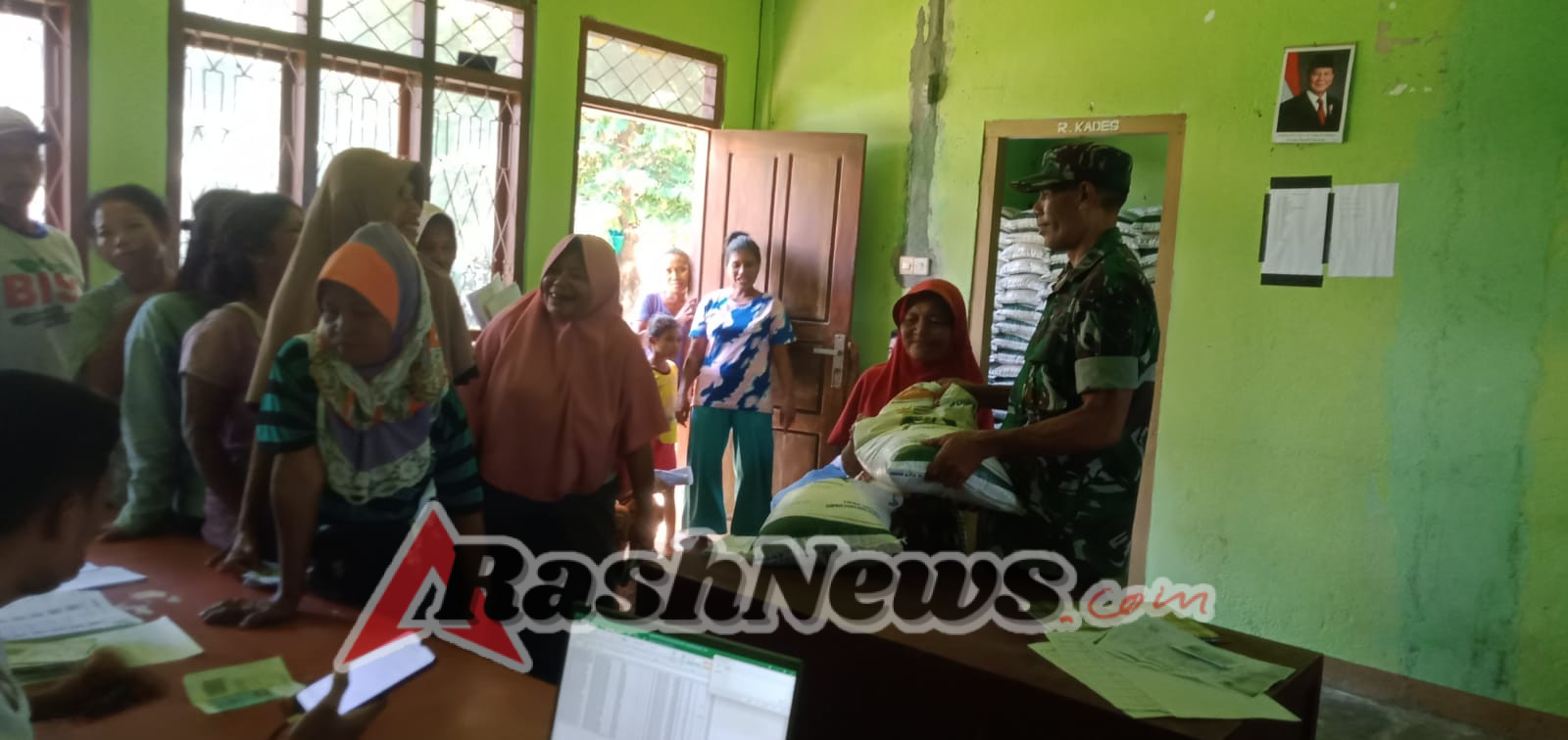 Koramil 1612-04/Borong Dampingi Penyaluran Bantuan Pangan dari BULOG untuk Warga Ranamese