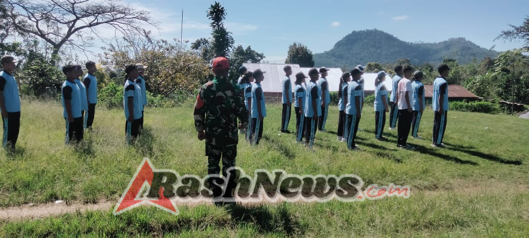 22 Siswa SMAN 3 Kota Komba Ikuti Pelatihan Paskibraka Bersama Babinsa Koramil Borong