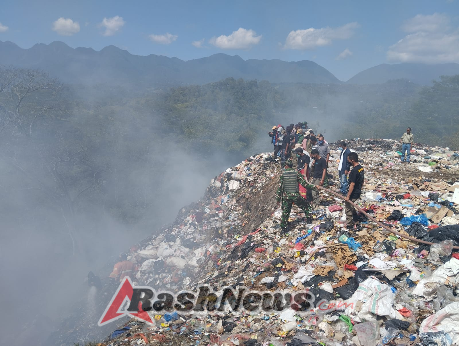 Pembakaran Sampah TPA Tadong, Babinsa Koramil 1612-01/Ruteng Turun Langsung