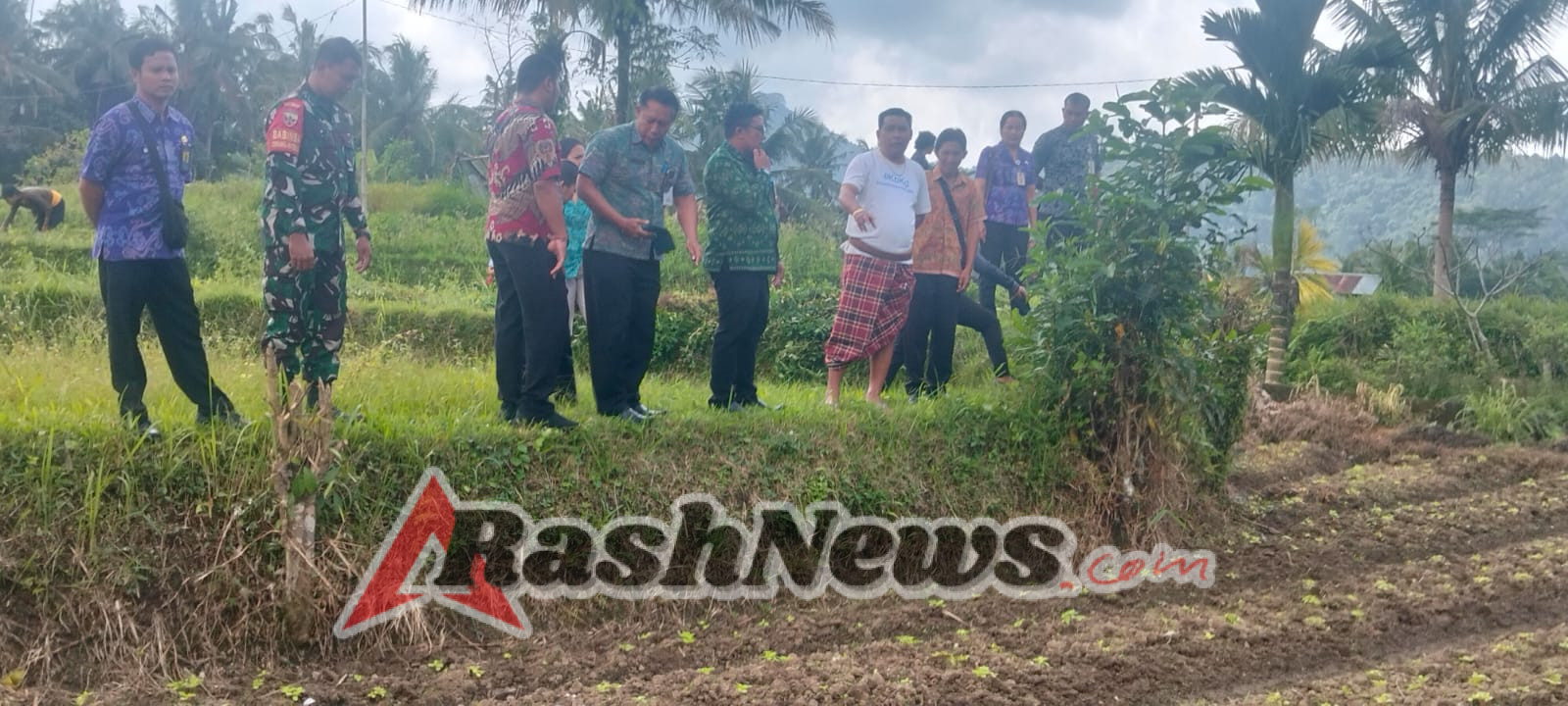 Didampingi Babinsa Tegak, Camat Klungkung Cek Lokasi Pembangunan TPS3R