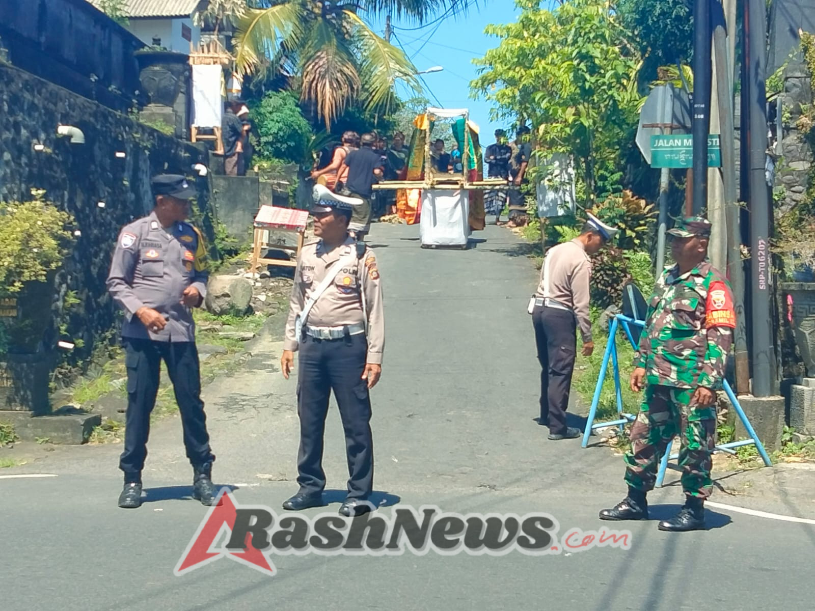 Kuatkan Sinergi Dan Kemanunggalan, Babinsa Takmung Hadir Kawal Upacara Keagamaan