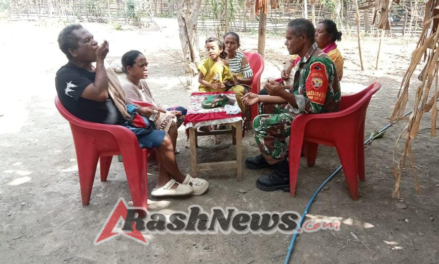 Sertu Domingos Soares Ajak Warga Jaga Perbatasan Lewat Komsos di Desa Humusu Oekolo