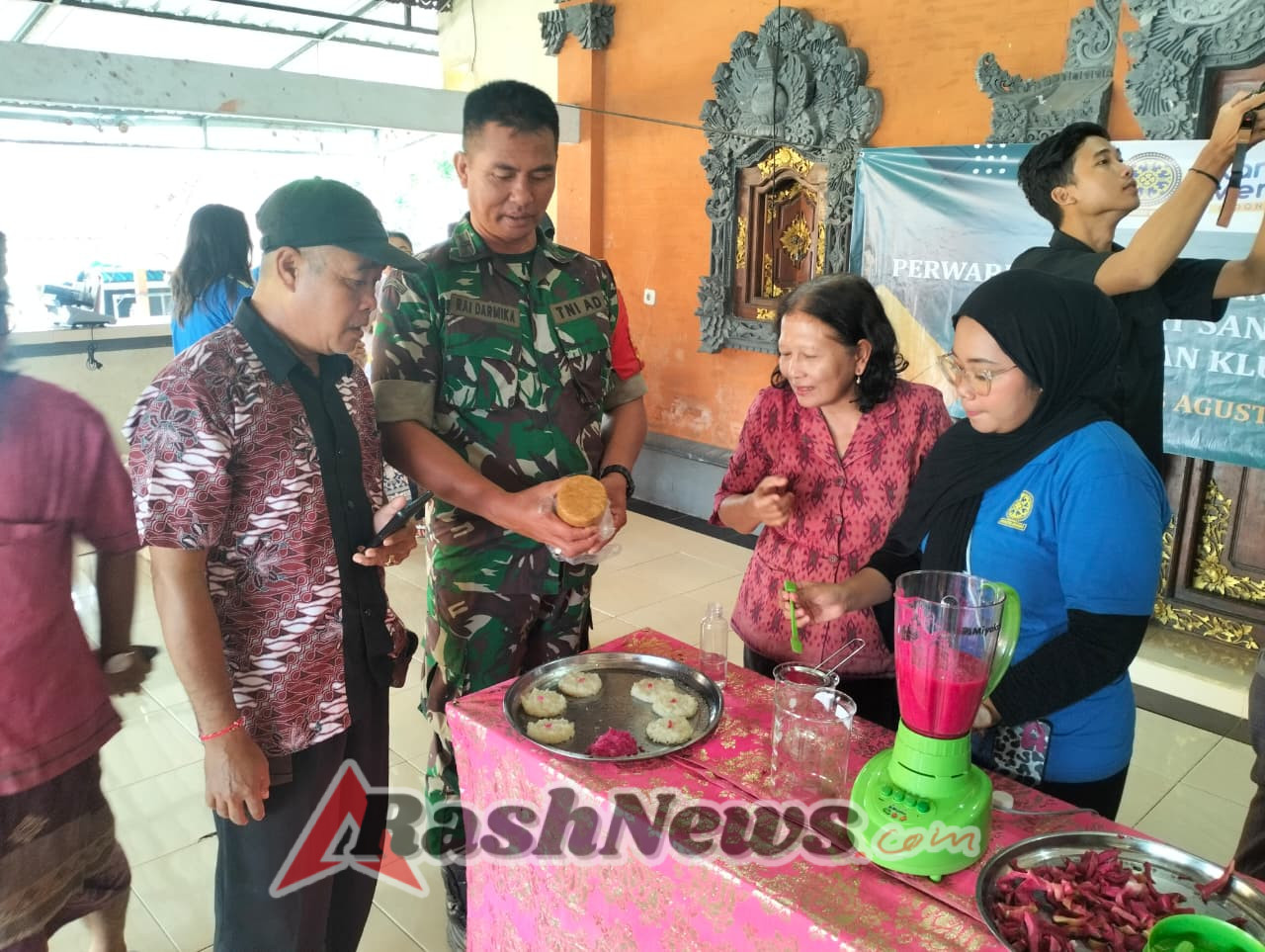 Didampingi Babinsa Kusamba KKN Unud Edukasi Masyarakat Jajanan Sehat Dengan Pewarna Alami