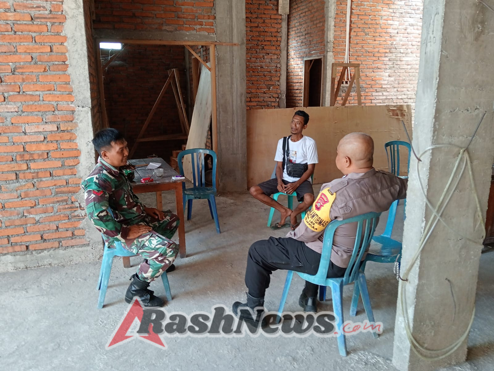 Memastikan keamanan dan Ketertiban di Daerah Binaan Babinsa Les dan Bhabinkamtibmas sambangi Warga Binaan