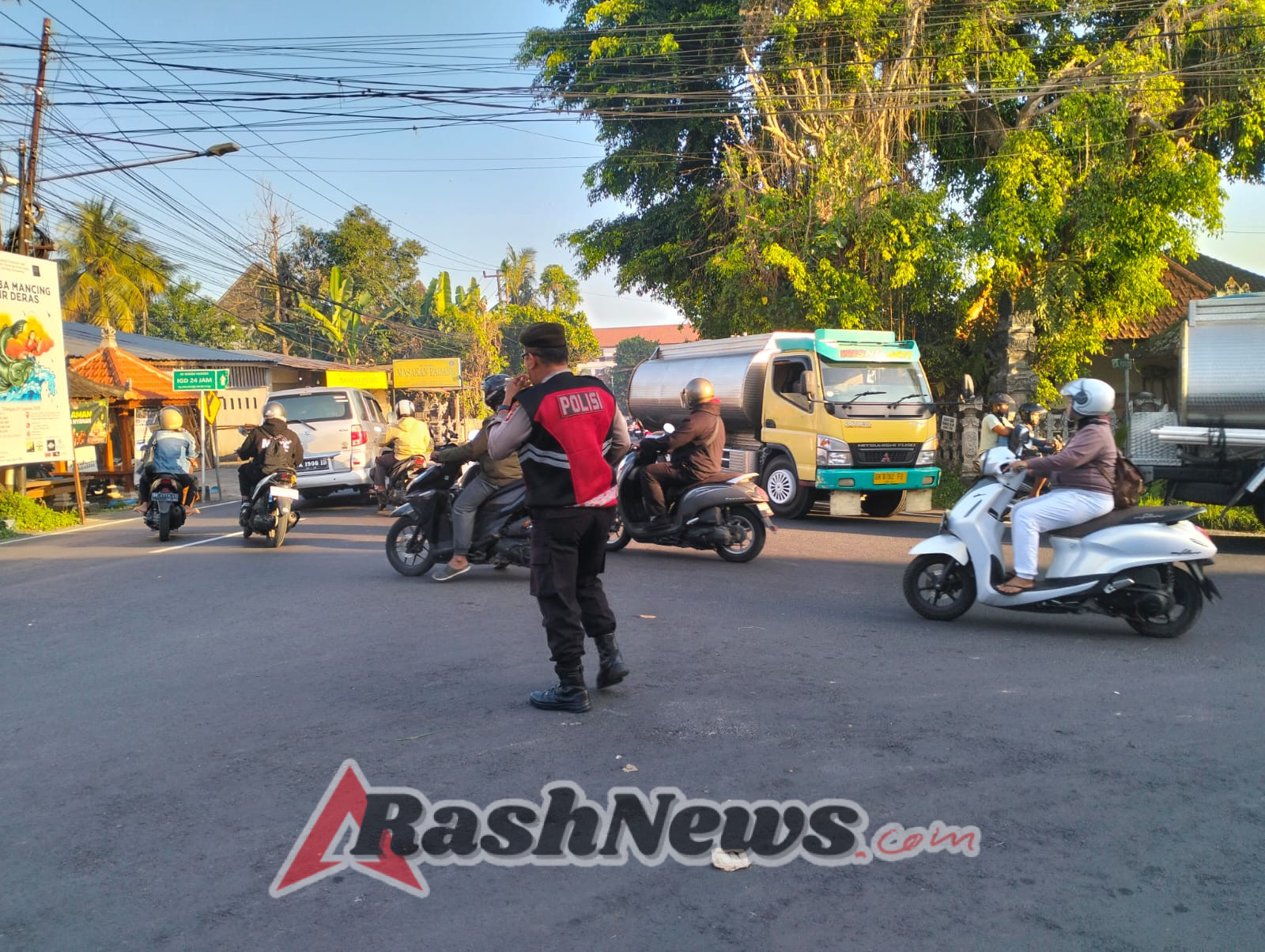 Polsek Abiansemal Hadir Di Tengah Masyarakat, Atur Lalu Lintas Sore Hari