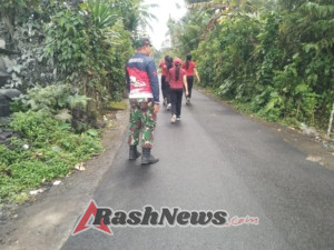 Babinsa 1623-06/Selat latihkan PBB perangkat Desa Duda persiapan gerak jalan memeriahkan HUT kemerdekaan RI ke-80.