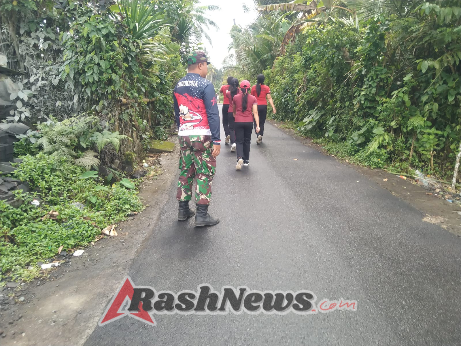 Babinsa 1623-06/Selat latihkan PBB perangkat Desa Duda persiapan gerak jalan memeriahkan HUT kemerdekaan RI ke-80.