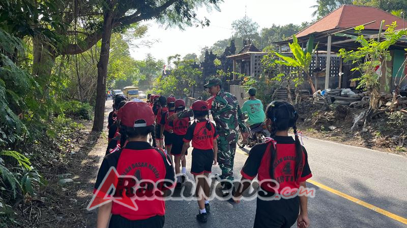 Latihan aplikasi melewati jalan raya, peleton gerak jalan SDN 4 Pertima didampingi Babinsa.