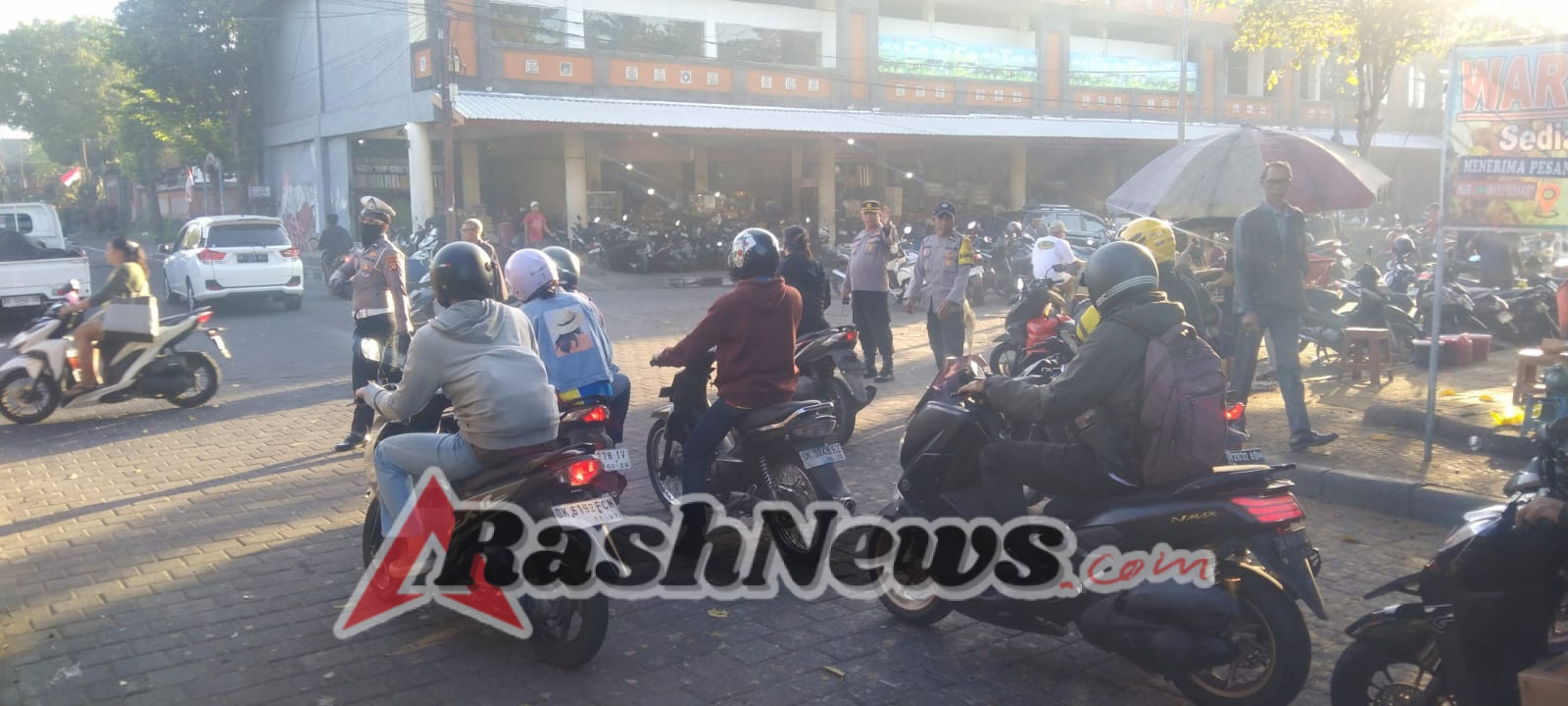 Pastikan Lancar ; Kompol Rai Darmayasa Pantau Arus Lalulintas di Barat Pasar Mengwi