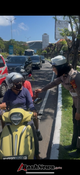 Menjelang HUT RI ke-80, Sat Lantas Polres Bandara Bagikan Bendera Merah Putih kepada Pengguna Jalan