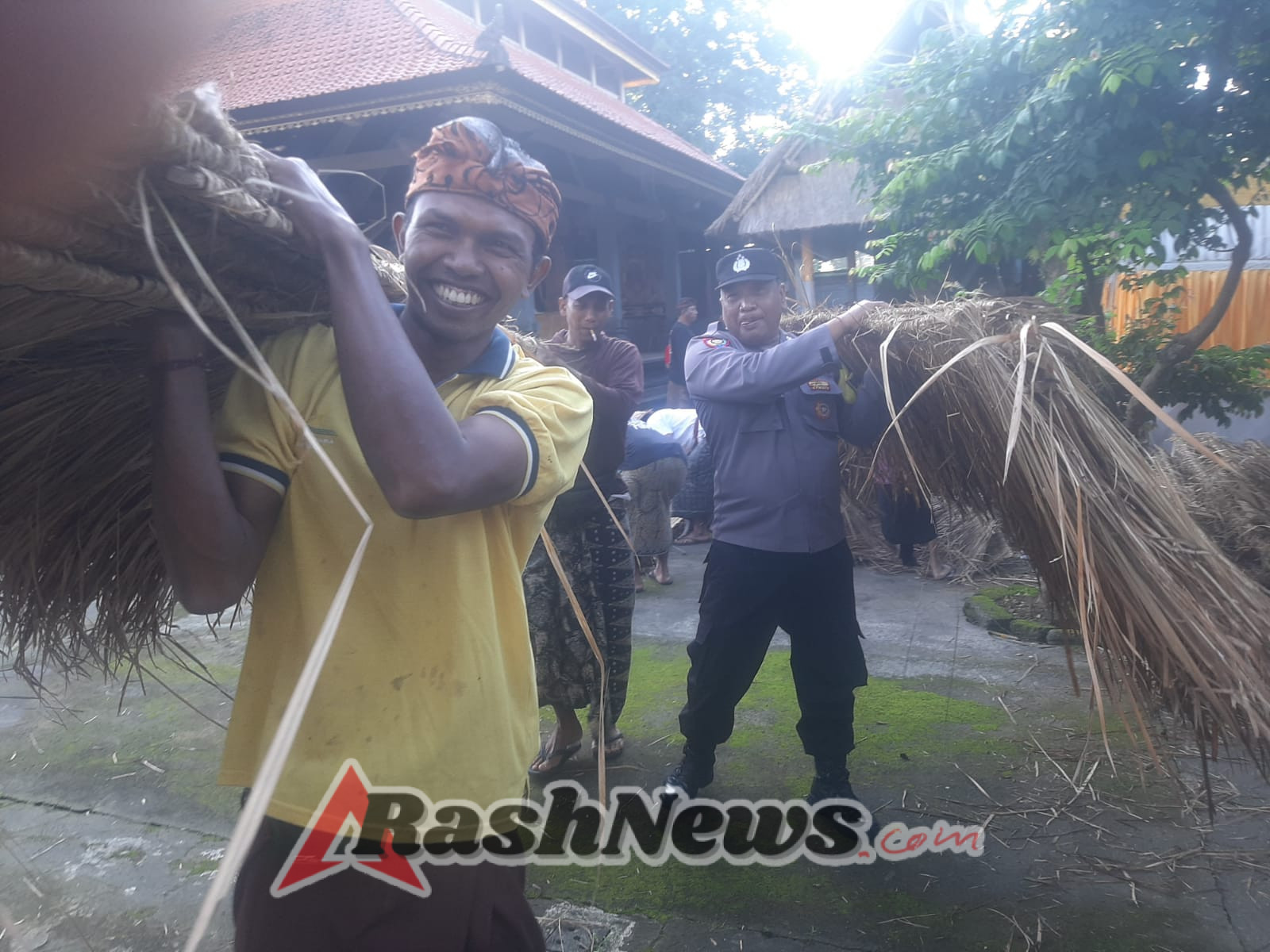 Gotong Royong Bhabinkamtibmas Pering, Wujud Kehadiran Polri Untuk Masyarakat