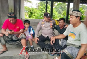 Jelang Dirgahayu RI, Bhabinkamtibmas Singakerta Imbau Warga Kibarkan Bendera Merah Putih