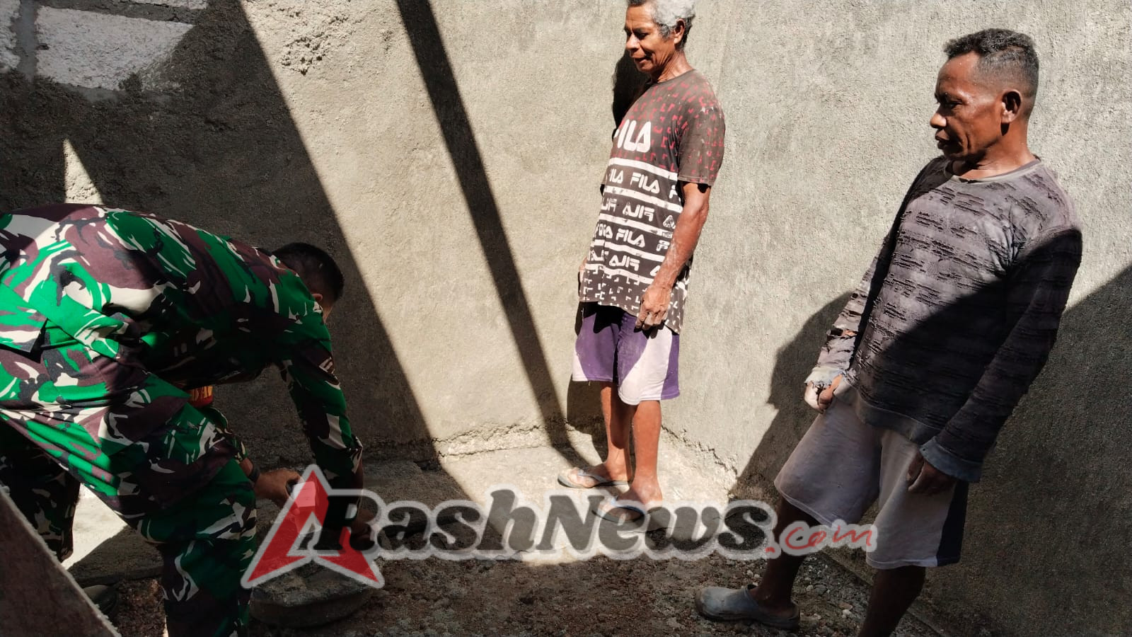 Wujud Kepedulian TNI, Babinsa Dampingi dan Himbau Keselamatan Tukang Bangunan