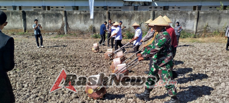 Dorong Kemandirian Pangan, Babinsa Menala Hadiri Penanaman Jagung Bersama Ponpes