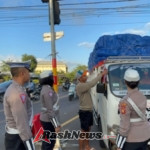 Sat Lantas Polres Badung Tebar Semangat Merah Putih di Jalan Raya