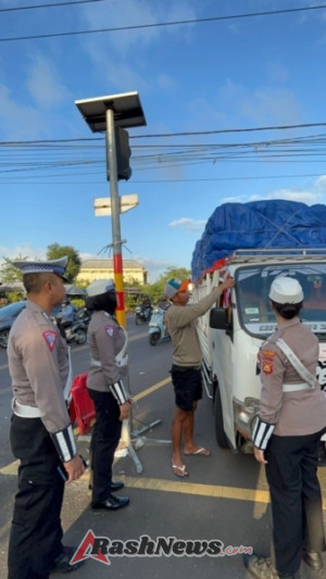 Sat Lantas Polres Badung Tebar Semangat Merah Putih di Jalan Raya