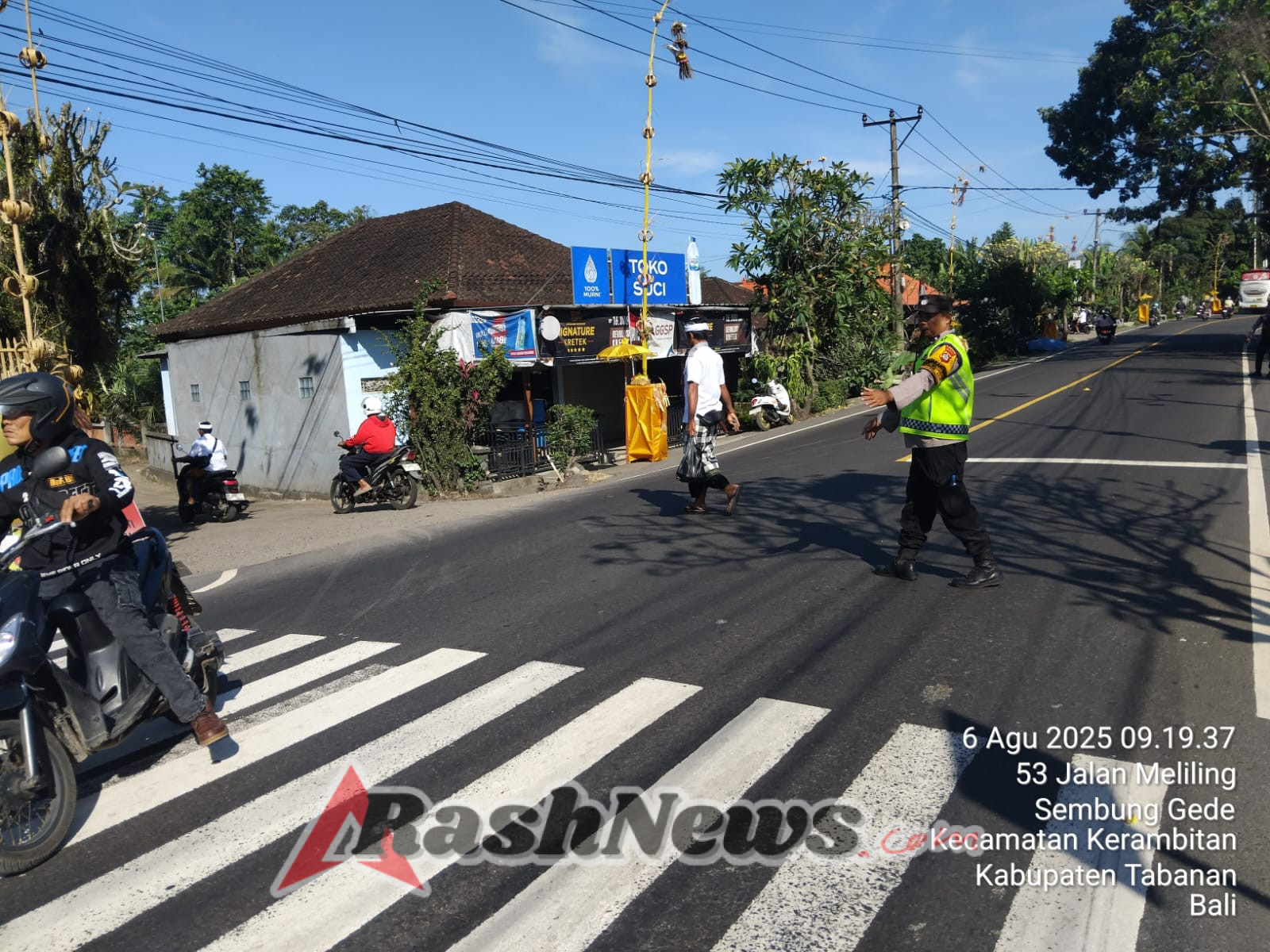 Kanit Samapta Polsek Kerambitan Pimpin langsung Pengamanan Upacara Agama Ngenteg Linggih.