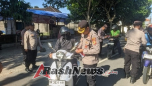 Menggugah Rasa Cinta Tanah Air Kapolsek Tabanan bagikan Bendera Merah Putih