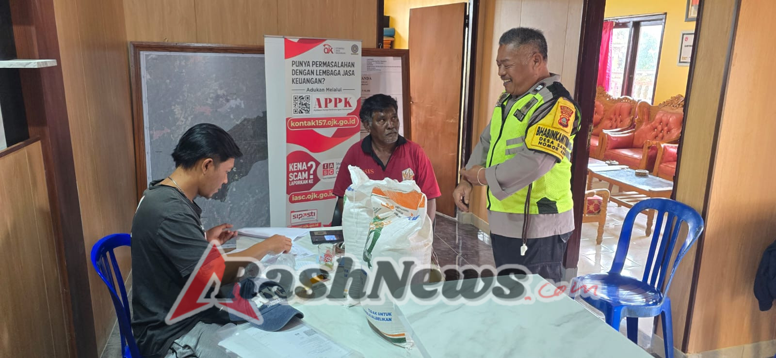 Pastikan Bantuan Pangan Sampai ke Masyarakat, Bhabinkamtibmas Kawal Pembagian Beras Bulog di Desa Sanda
