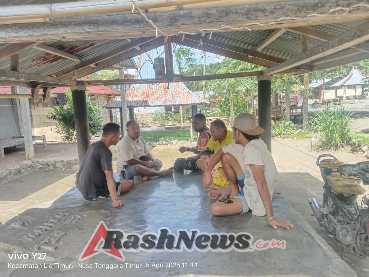 Sinergi TNI dan Warga Terjaga Lewat Kegiatan Komsos dan Pamwil di Kecamatan Lio Timur