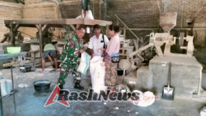 Cegah Aksi Penimbunan Beras, Babinsa Pantau Lokasi Penggilingan Padi di Sukarara