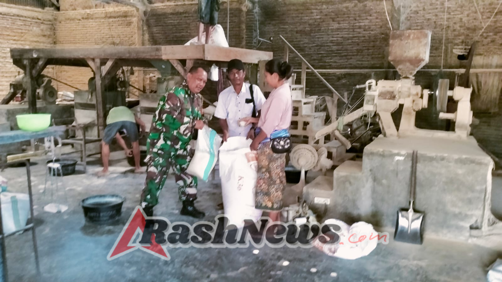Cegah Aksi Penimbunan Beras, Babinsa Pantau Lokasi Penggilingan Padi di Sukarara