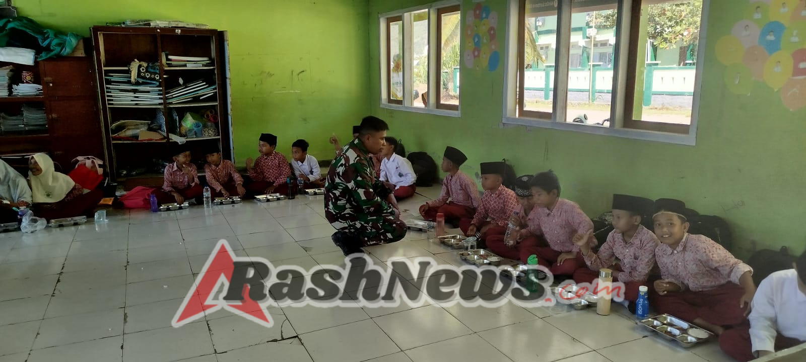 Dukung Kesehatan Anak, Babinsa Menala Hadiri Program Makan Bergizi di SD MIN 2