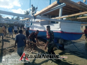 Peduli Kepada Warga Binaan Babinsa Ikut Gotong Royong Bersama Tarik Perahu