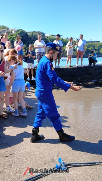 Polairud Polres Karangasem  Bersama  Masyarakat Pesisir Dan Wisatawan lepaskan  80 Tukik di Pantai Candidasa, Wujud Kepedulian terhadap Kelestarian Satwa Laut