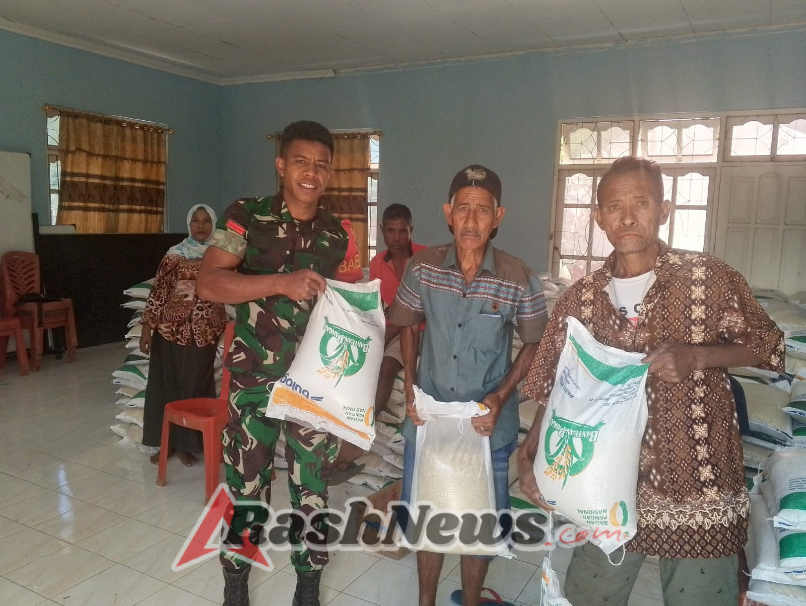 Pastikan Berjalan Lancar, Babinsa Pahunga Lodu Dampingi Penyaluran Bansos Beras
