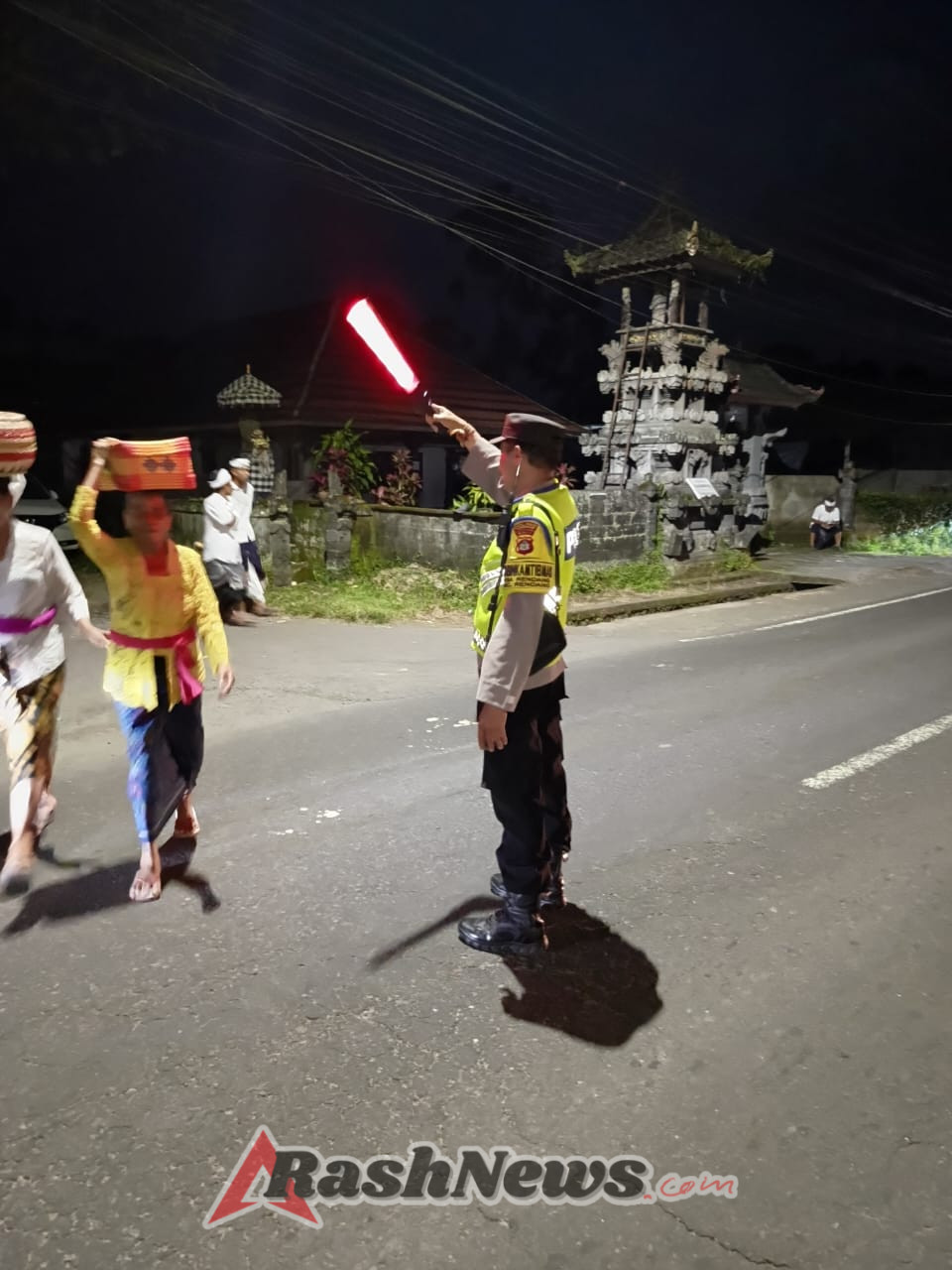 Polsek Rendang Melaksanakan Pengamanan Kegiatan Upacara Adat Di Rendang