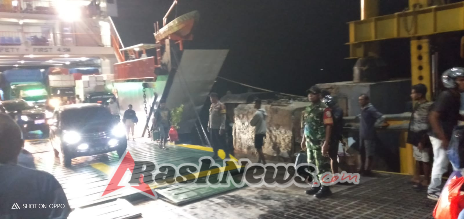 Situasi Aman dan Terkendali, Babinsa Pastikan Sandarnya Kapal Garda Maritim 3 Berjalan Lancar