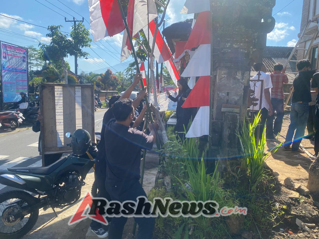 Merah Putih Menghiasi Kantor Desa Tihingan, Bendera Dan Umbul_Umbul Dipasang Babinsa Bersama Staf Desa Dan KKN Unud