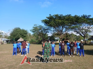 Dengan Pendekatan Bertingkat, Babinsa Koramil 1628-04/Bisel, Bina Anggota Paskibra di Insana Barat