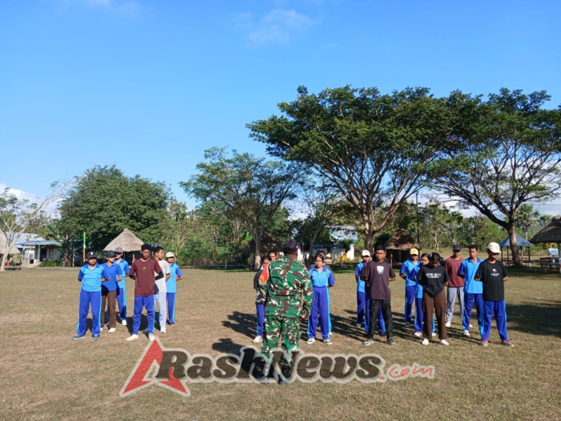 Dengan Pendekatan Bertingkat, Babinsa Koramil 1628-04/Bisel, Bina Anggota Paskibra di Insana Barat