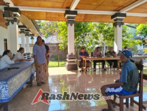 Serka Sukarjo Hadir di Tengah Warga, Dampingi Pembagian BLT Dana Desa Temukus