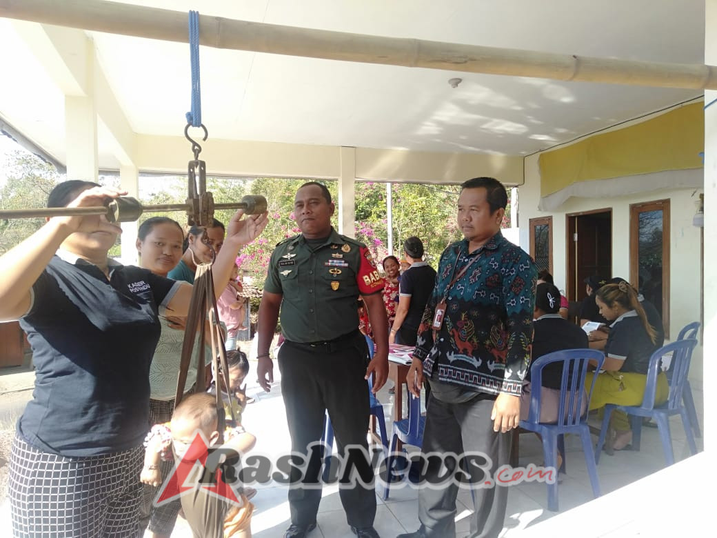 Dukung Program Kesehatan, Koramil Seririt Terjunkan Babinsa Bantu Posyandu di Bukit Sakti