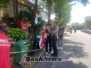 Semarak HUT RI ke-80, Polsek Dentim Bersama TNI dan Linmas Pasang Bendera Merah Putih di Sepanjang Jalan Drupadi