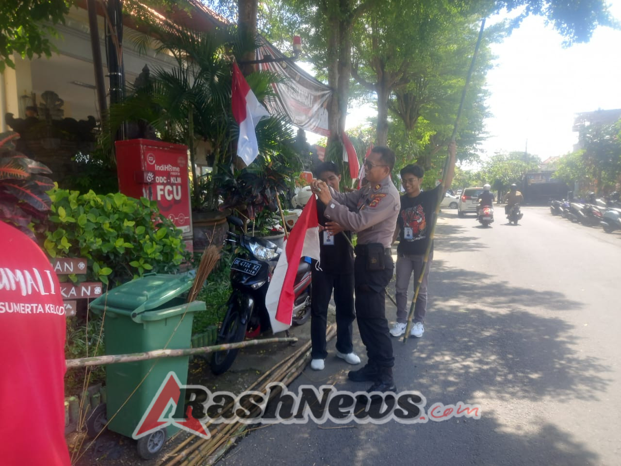 Semarak HUT RI ke-80, Polsek Dentim Bersama TNI dan Linmas Pasang Bendera Merah Putih di Sepanjang Jalan Drupadi