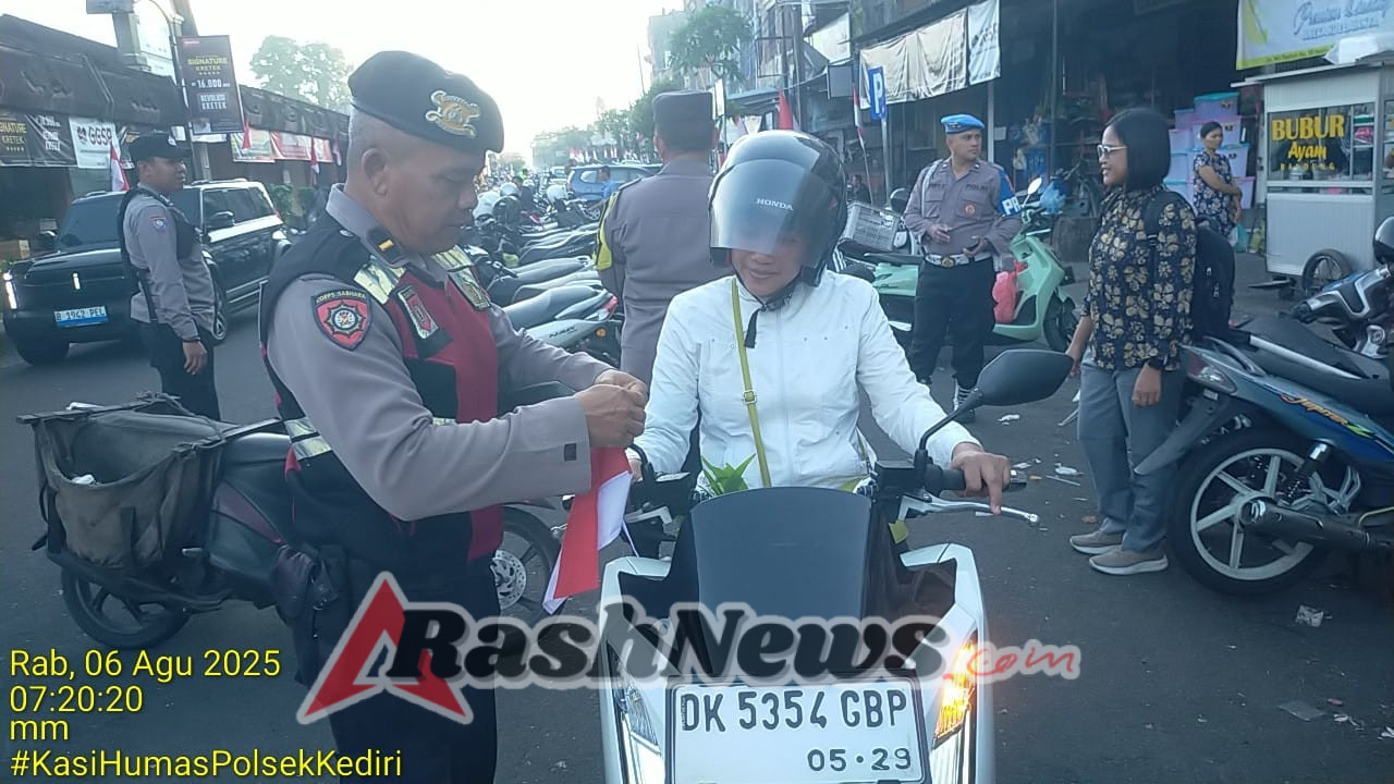 Kapolsek Kediri Bersama Staf Membagikan Bendera Merah Putih Kepada Pengendara Sepeda Motor