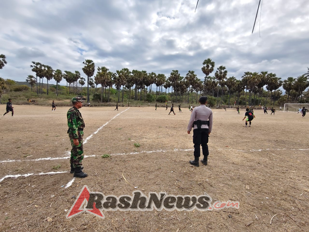 Berikan Rasa Aman Bagi Warga Babinsa Koramil 02/Pantai Baru PAM Pertandingan Sepak Bola